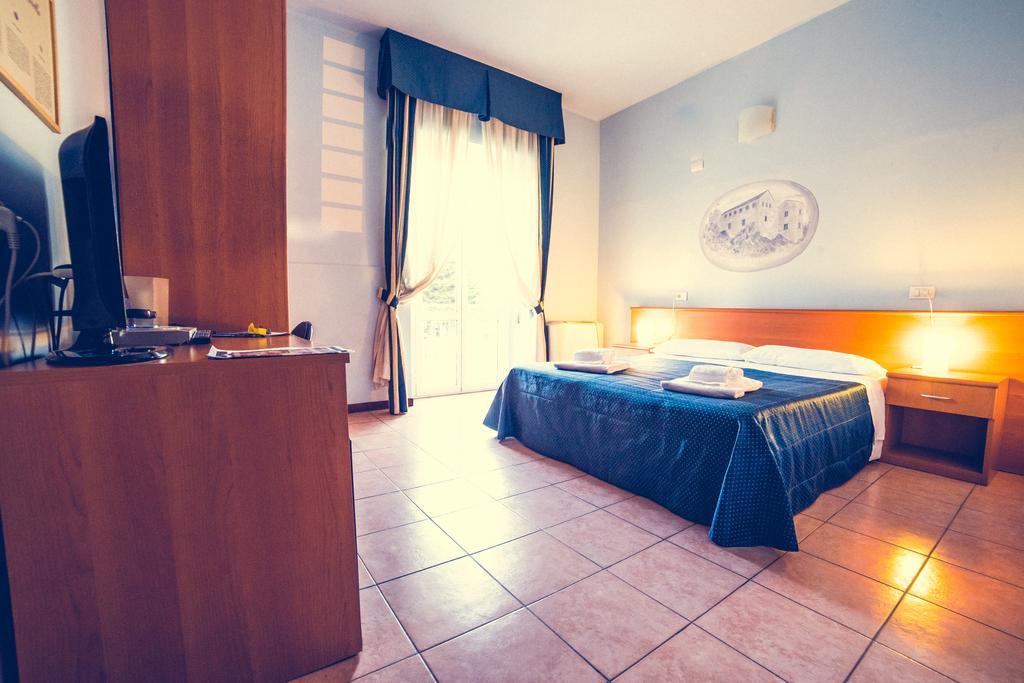 Hotel La Gaietta Millesimo الغرفة الصورة